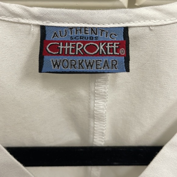 Cherokee unisex scrub top, white, never worn, size medium - Picture 2 of 3
